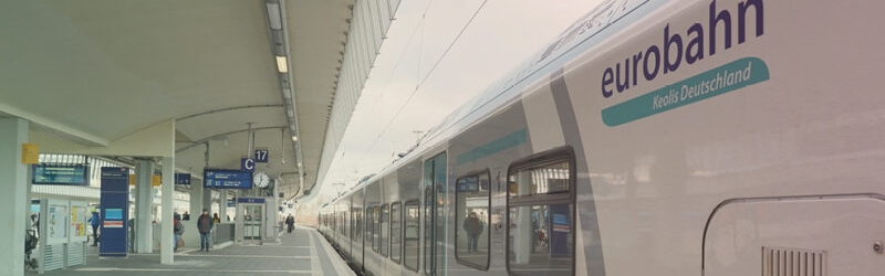 Zug der eurobahn am Bahnsteig